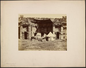 Téglalap alakú udvar, Baalbek alkotó: Félix Bonfils