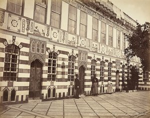 Egy zsidó ház udvara a szíriai Stambouliban, három háziasszony látható az épület falai mellett