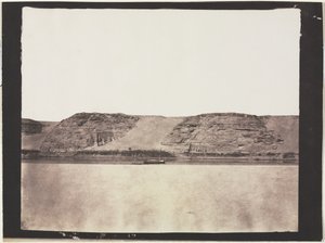 Az alapkőzetbe vájt műemlékek általános képe a fényképész Dahabieh-val. Abu Simbel alkotó: Félix Teynard