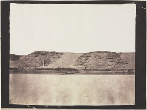 Az alapkőzetbe vájt műemlékek általános képe Dahabieh fotósokkal. Abu Simbel, 1851-1852. alkotó: Félix Teynard