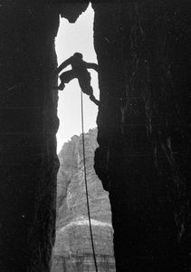 Dolomitok: hegymászó a Cima Grande di Lavaredo Dülferben
