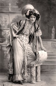 Elizabeth Firth, színésznő, 1908.