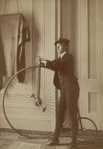 A ház belsejében egy Penny Farthing kerékpárral, 1890 körül (szépia fotó) alkotó: Frances Benjamin Johnston