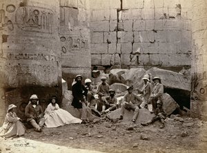 Csoportkép az Oszlopok termében, Karnak, Théba, 1862
