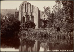 A Valle Crucis-apátság a kertből nézve alkotó: Francis Bedford
