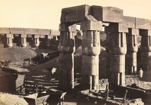 "Egyiptom és Palesztina": az Amenhotep III fesztivál udvarának oszlopcsarnoka Luxor (El-Uqsor) templomában, Egyiptom alkotó: Francis Frith