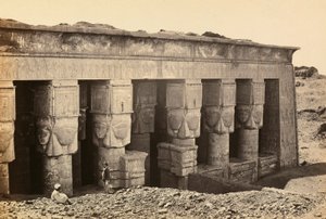 "Egyiptom és Palesztina": a római kori Hathor istennőnek szentelt templom pronaoszának homlokzata Dandarában, Felső-Egyiptomban alkotó: Francis Frith