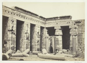 Medinet Habbo belső udvara, Théba, 1857. alkotó: Francis Frith
