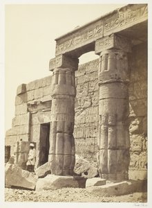 Goorneh templomának portikusa, 185862. alkotó: Francis Frith
