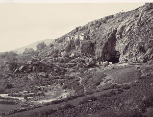 A Jordán fő forrása, egy barlangból folyik Banias közelében, közel a ... helyéhez, kb. 1857. alkotó: Francis Frith