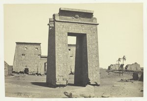 Sculptured Gateway, Karnac, 1857. alkotó: Francis Frith