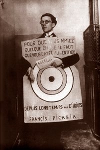 Andre Breton mint célszendvicsember (Picabia) a Dada fesztiválon, Párizs, március 27. alkotó: Francis Picabia