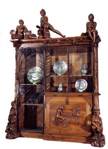 Bútorok: Francois Hubert Carabin (1862-1932) dióból és kovácsoltvasból készült könyvespolc 1890 V. 2,9 m Párizs. Orsay Múzeum alkotó: Francois Rupert Carabin