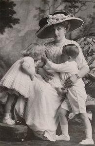 „Viktória spanyol királynő Alfonso herceggel, Maria Christina hercegnővel és Beatrice hercegnővel, 1911. alkotó: Frank Arthur Swaine