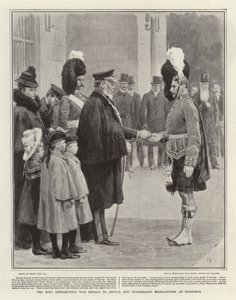 A király háborús érmeket oszt ki Argyll és Sutherland Highlanders között Balmoralban