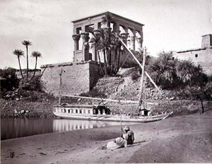 Traianus temploma délnyugatra nézve, Philae (fekete-fehér fotó)