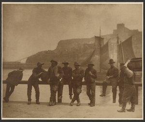 [Whitby halászok a móló kerítésén] alkotó: Frank Meadow Sutcliffe