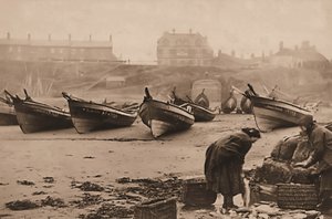 Nők halat raknak kosarakba a halászhajókról, Whitby kikötőből