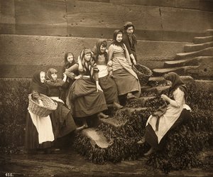 Nők várják a napokat, Whitby Harbour, North Yorkshire, 1899 körül