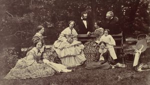 [Négy nő, két férfi és három gyermek csoportos portréja egy kertben], 1850-60-as évek.