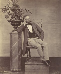 [Mathias Höusermann könyökölve ül a talapzaton, kezében egy váza virágokkal], 1850-60-as évek.
