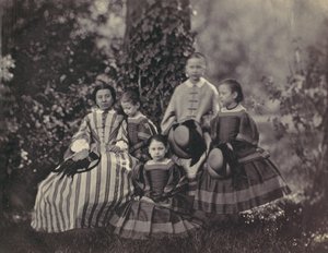 [Csíkos ruhás ülő hölgy négy kislánnyal], 1850-60-as évek.