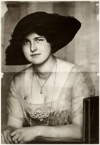 Mária sötét kalapban, 1915.