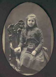 [Ringlets lány, ülő, háromnegyed hosszú], 1890-es évek.