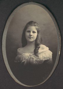 [Lány, fehér vállruhás], 1890-es évek. alkotó: Frederick Gutekunst