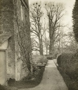 Kelmscott Manor: A kertben alkotó: Frederick H. Evans