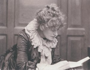 Ellen Terry (1847-1928) olvasó portréfotója, készítette Frederick Hollyer (1837-1933) (szepia fotó)