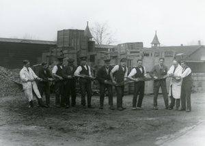 Egy 20 láb hosszú Python, amelyet az Állattani Társaság tizenegy tagja hordott, Londoni Állatkert, 1924 alkotó: Frederick William Bond