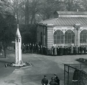 A fegyverszünet napja a War Memorialban, a londoni állatkertben, 1923. november 11 alkotó: Frederick William Bond