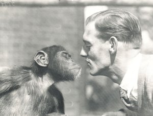 Booboo, a csimpánz és John Shelly a ZSL Londoni Állatkertben, 1927. szeptember alkotó: Frederick William Bond