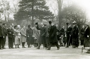 V. György király megemelte kalapját a kísérete előtt álló tömeg előtt, amikor a londoni állatkertben tett látogatást az akvárium hivatalos megnyitása céljából, 1924 áprilisában alkotó: Frederick William Bond