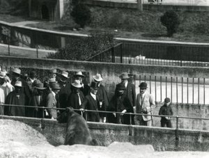 Sir Peter Chalmers Mitchell Haile Selassie etióp régenssel és kíséretével egy barna medvét nézeget a Mappin Terraces-en, London Állatkertben, 1924 alkotó: Frederick William Bond