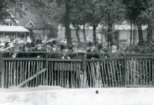 Olaszország királya, III. Viktor Emmánuel 1924-ben a londoni állatkertbe látogatott alkotó: Frederick William Bond