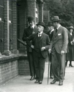 Olaszország királya, III. Viktor Emmánuel 1924-ben a londoni állatkertbe látogatott alkotó: Frederick William Bond