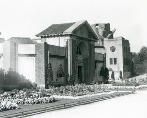 A hüllőház a londoni állatkertben 1928-ban formális virágágyásokkal a bejárathoz vezető ösvények mentén (f/w fotó) alkotó: Frederick William Bond