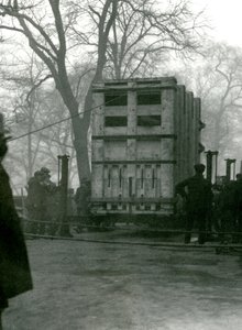 Lukhi nőstény ázsiai elefánt szállítása egy faládában, Londoni Állatkert, 1923 alkotó: Frederick William Bond