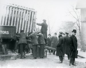 Az újonnan érkezett indiai orrszarvú kirakodása, Londoni Állatkert, 1924 alkotó: Frederick William Bond