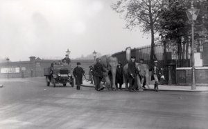 1923-ban elsétált egy pár elefánt a dokkból a ZSL Londoni Állatkertbe, ez volt az utolsó alkalom, amikor ez történt alkotó: Frederick William Bond