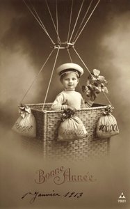1913-as újévi kártya, amelyen egy fiú felszálló lufi látható, sok pénzzel ballasztként alkotó: French Photographer