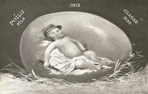 1915, húsvéti üdvözlőlap, amelyen már felfegyverzett csecsemő katona látható tojásban alkotó: French Photographer