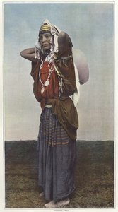Egy női vízhordozó Tunéziában alkotó: French Photographer