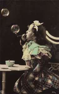 Egy kislány buborékokat fúj a pipából (színezett fotó) alkotó: French Photographer