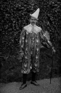 Egy férfi bohócjelmezben pózol a Septfontaines-i apátságban, Bourmont en Haute Marne közelében. Fényképészet a 19. század végén. Ducos kollekció. alkotó: French Photographer