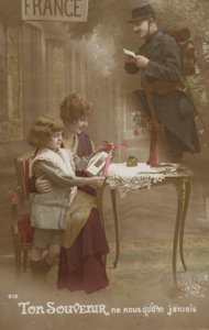 Egy anya és gyermeke levelet készít katona apjának (színezett fotó) alkotó: French Photographer