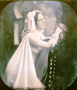 Egy nő egy széken térdelve imádkozik, 1850 (kézzel színezett sztereoszkópikus dagerrotípia)