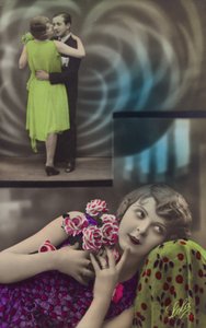 Egy fiatal nő arról ábrándozik, hogy egy férfival táncol (színezett fotó) alkotó: French Photographer